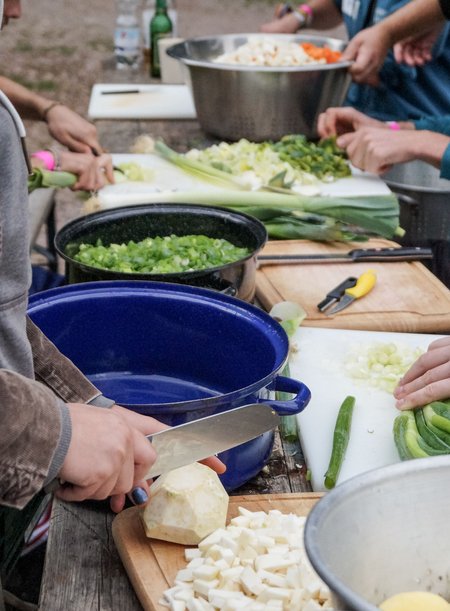 Schnippeln ist Schichtarbeit: die Mitmachküche. Foto: AMS