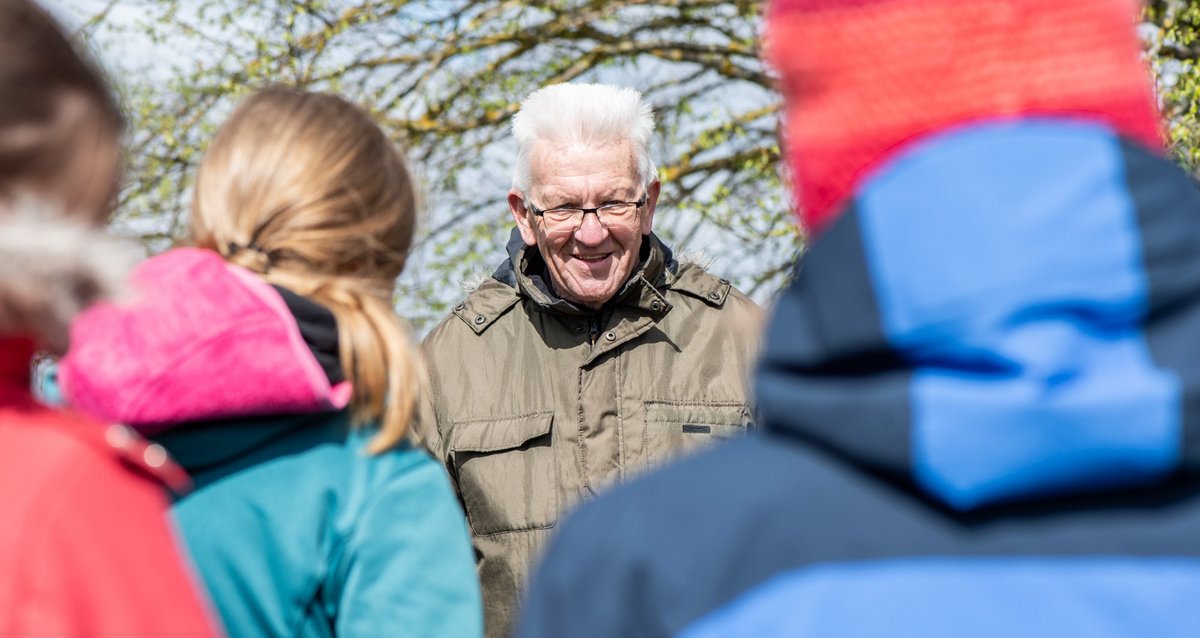 Im Naturschutzgebiet sieht er viel fröhlicher aus als auf der Regierungsbank: Winfried Kretschmann.