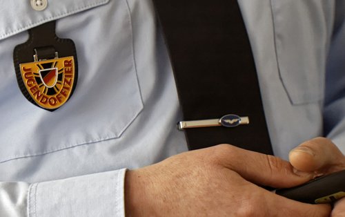 Jugendoffizier in der Schule, oft nur wenig älter als jene, denen er seine Arbeit schmackhaft machen will.