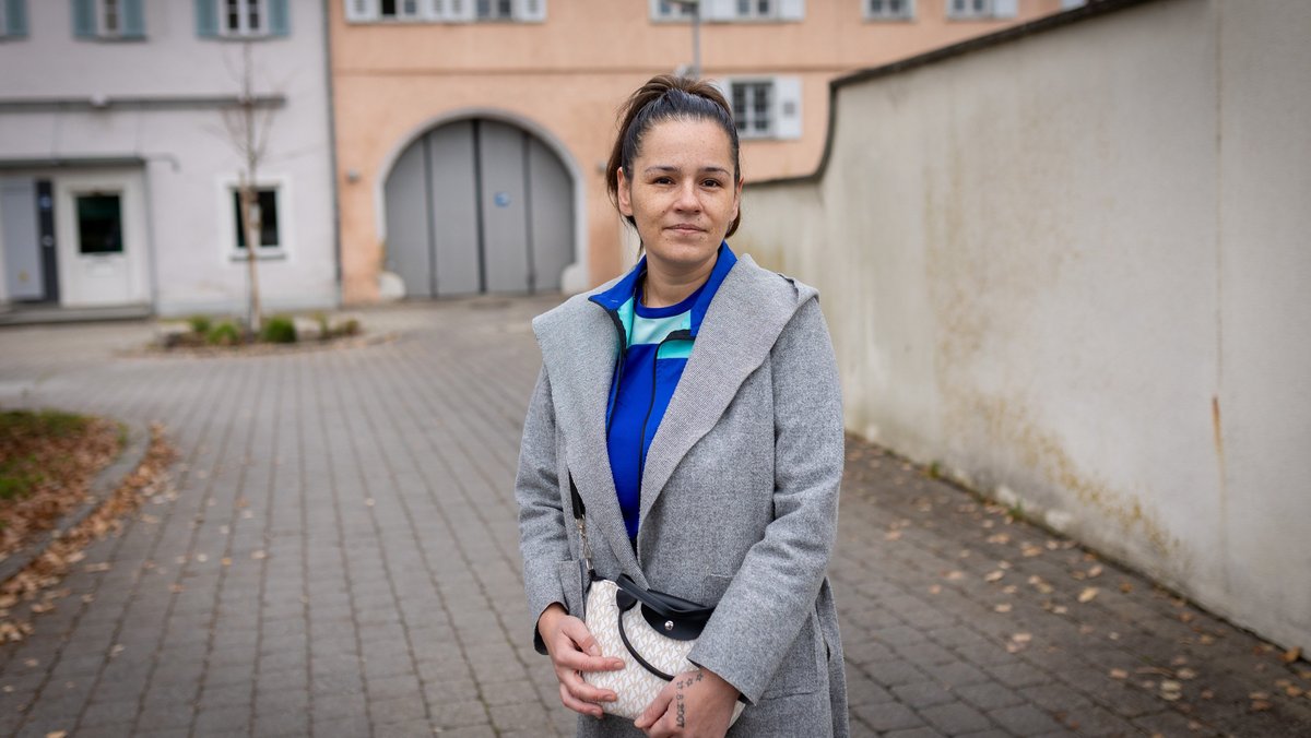 Meryem G. vor den Toren des Frauengefängnisses in Schwäbisch Gmünd. Fotos: Julian Rettig