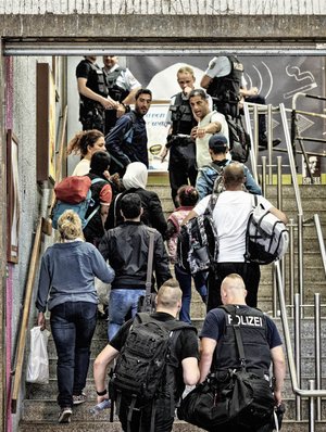 Polizei begleitet sie in die Aufnahmestelle. 