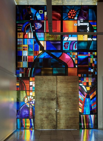 6,50 Meter hoch ist das Glasfenster im Festraum des Stuttgarter Rathauses. Foto: Valentin Wormbs