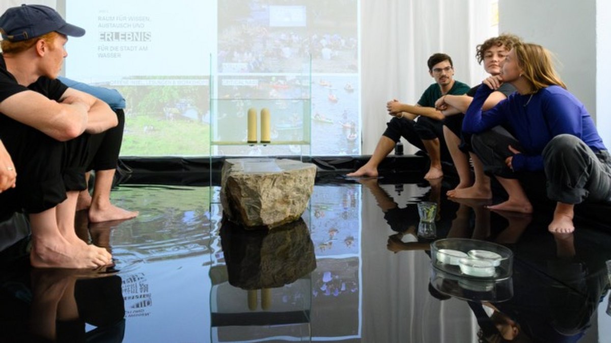 Lesungen und Vorträge in einem mit Neckarwasser gefüllten Becken. Foto: Ulrike Reichart