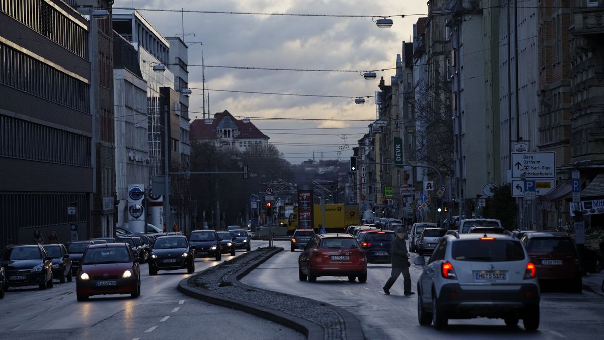 Stuttgarts Neckarstraße: ungesundes Pflaster für Fußgängerinnen und Stadtflaneure. Fotos: Joachim E. Röttgers