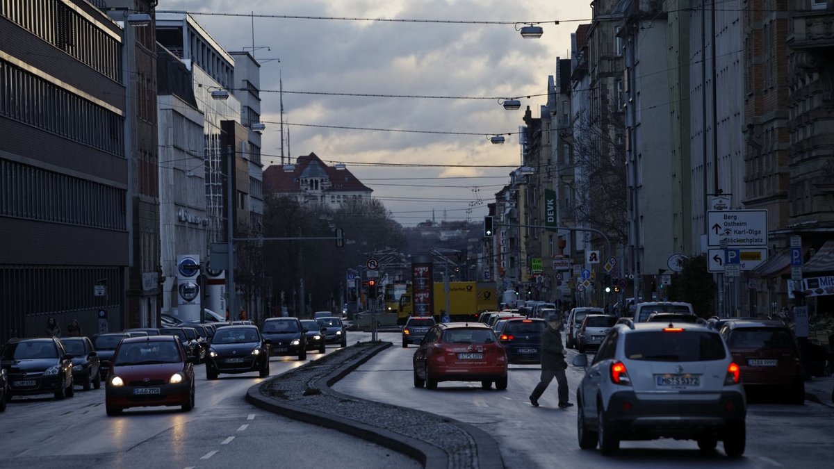 Stuttgarts Neckarstraße: ungesundes Pflaster für Fußgängerinnen und Stadtflaneure. Fotos: Joachim E. Röttgers