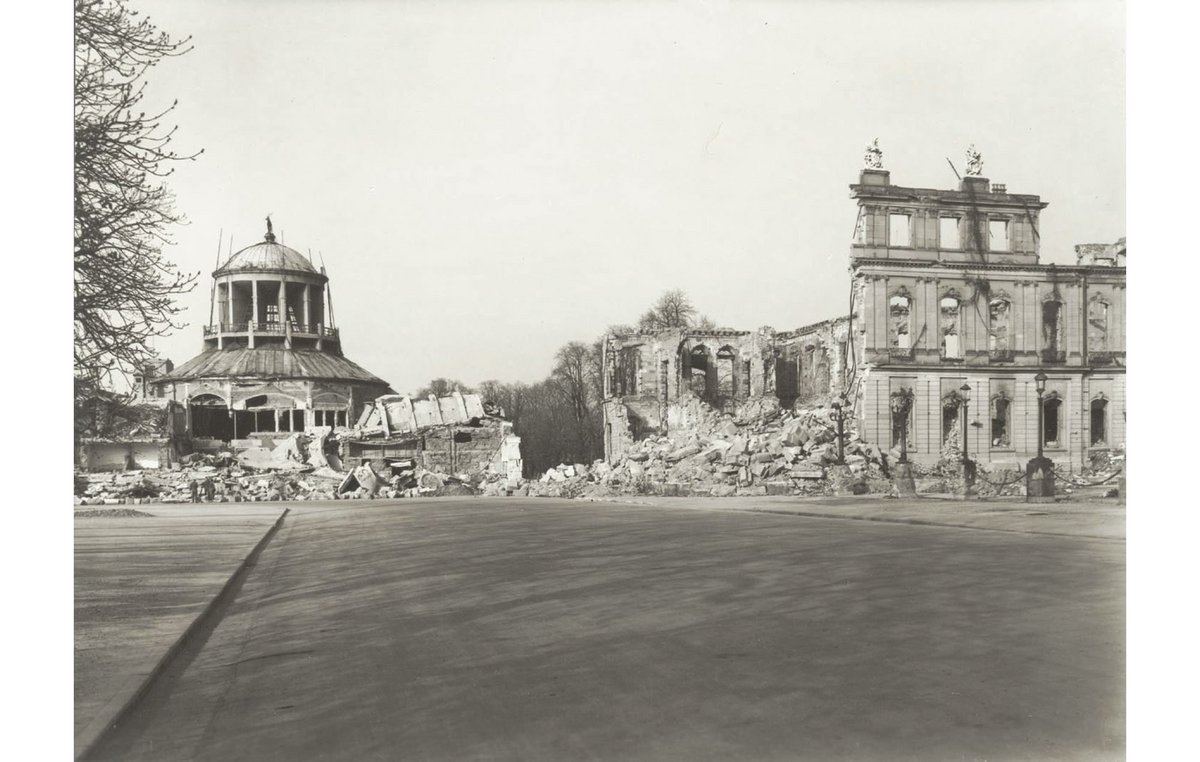 Stuttgarter Schlossplatz 1946: rechts die Reste des fast völlig zerstörten Neuen Schlosses, links das Kunstgebäude.