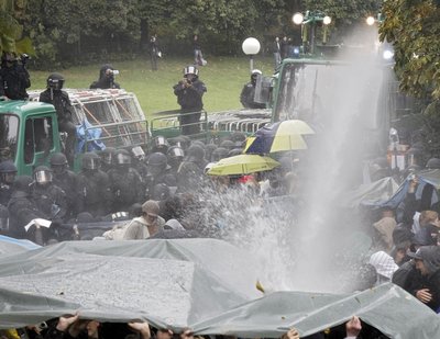 Wasserwerfereinsatz am Schwarzen Donnerstag.