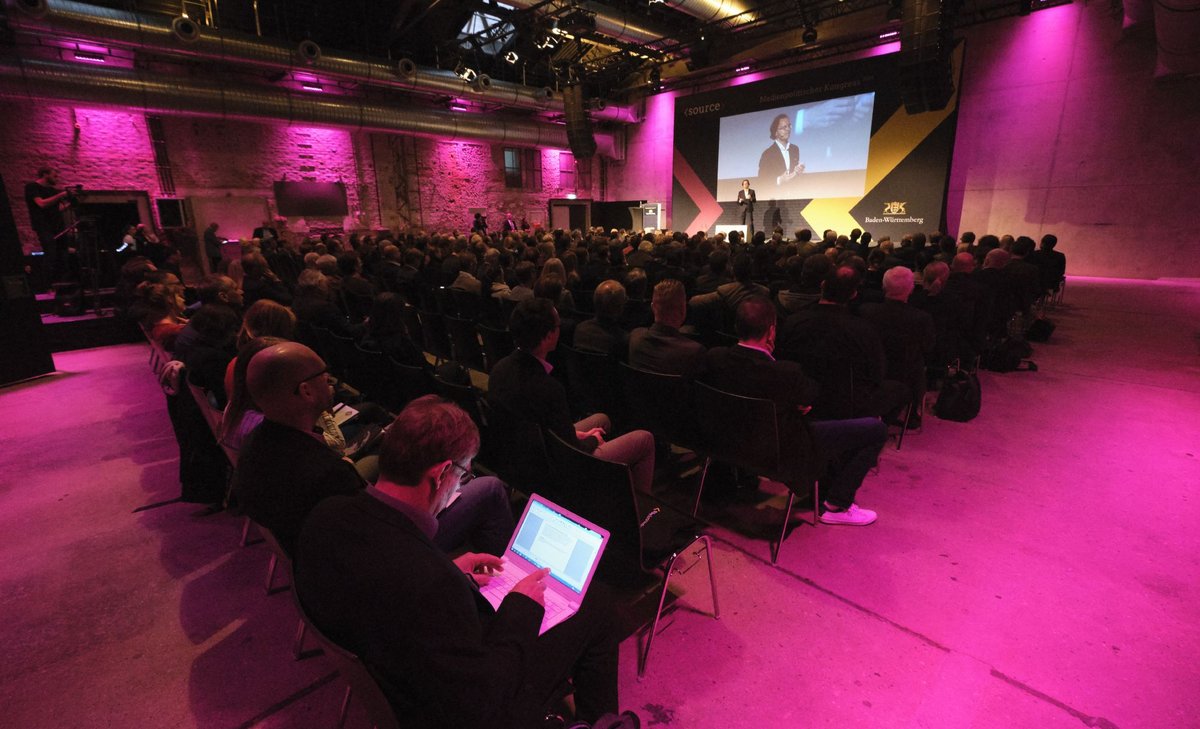 Die Crème de la Crème im warmen Licht der Wagenhallen: Da lässt's sich gut über Disruption diskutieren. Foto: Joachim E. Röttgers