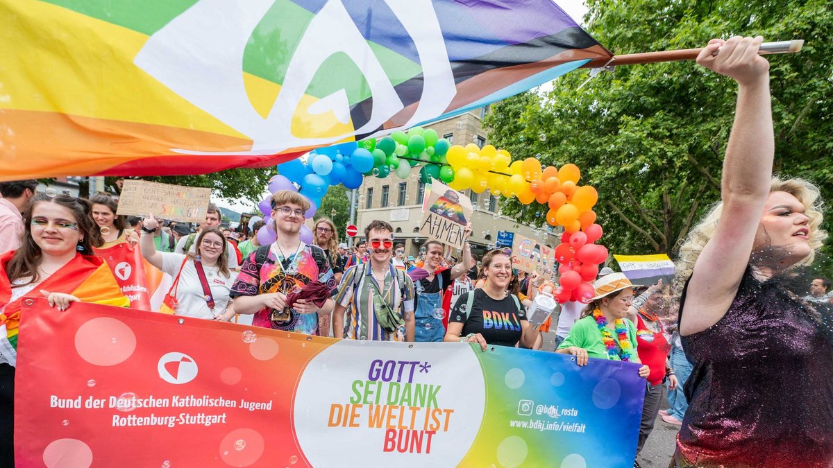 Von Christ:innen wie diesen, hier beim CSD am 27. Juli 2024 in Stuttgart, kann Influencer Torik noch viel lernen. Foto: Jens Volle