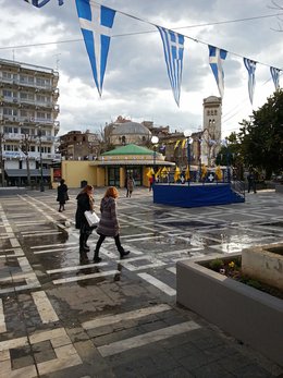 Bei aller Depression: Die Fähnchen schwingen noch. Foto: Fritz Schwab