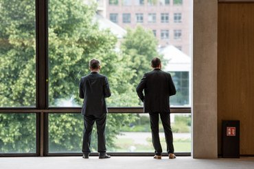 Fotografieren ließ sich Hammer (rechts) nur von hinten. Fotos: Jens Volle