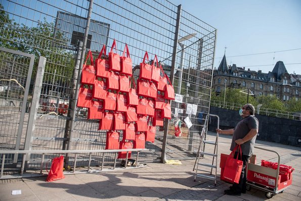Wer Essen oder Kleidung braucht, kann sich dort bedienen.  Wer Essen oder Kleidung braucht, kann sich dort bedienen.