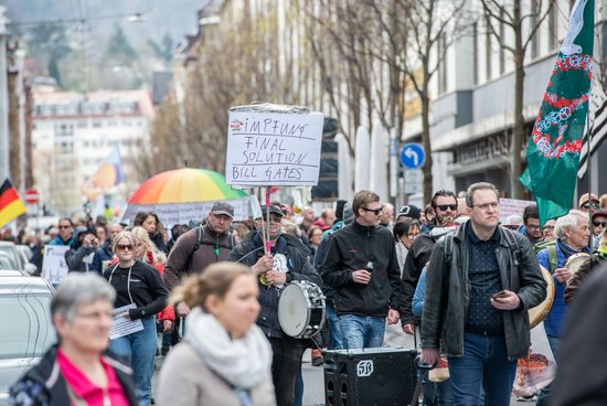 Keine "Querdenken"-Demo ohne Antisemitismus: Impfungen als Bill Gates' "Endlösung". 