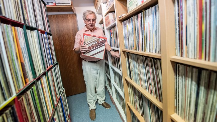 Mit den Beatles ging es los: Der Ex-Richter in seiner Plattensammlung.