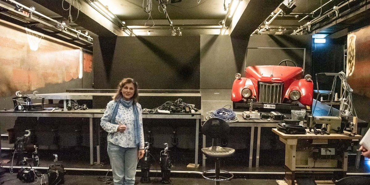 Koerber mit dem Oldtimer, in dem "Das Fräulein Pollinger" eine Landpartie unternimmt, der aber im Cannstatter Biergarten aus Gründen der Abstandsregeln so nicht zum Einsatz kommen kann. Koerber mit dem Oldtimer, in dem "Das Fräulein Pollinger" eine Landpartie unternimmt, der aber im Cannstatter Biergarten aus Gründen der Abstandsregeln so nicht zum Einsatz kommen kann.