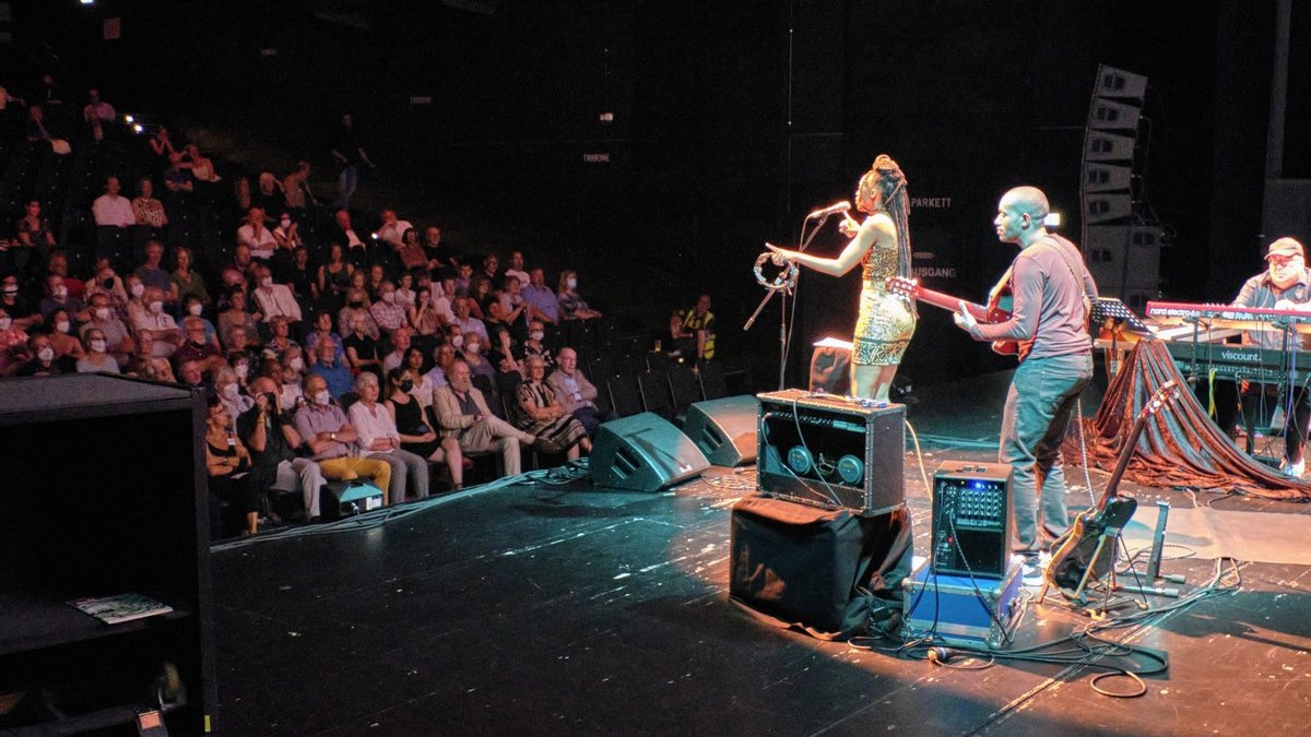 Sängerin Thabilé und ihre Band sorgten ordentlich für Stimmung. Foto: Joachim E. Röttgers