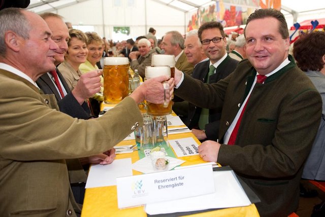 Na denn Prost. Ex-Ministerpräsident Stefan Mappus (CDU) auf dem Bauerntag 2010.