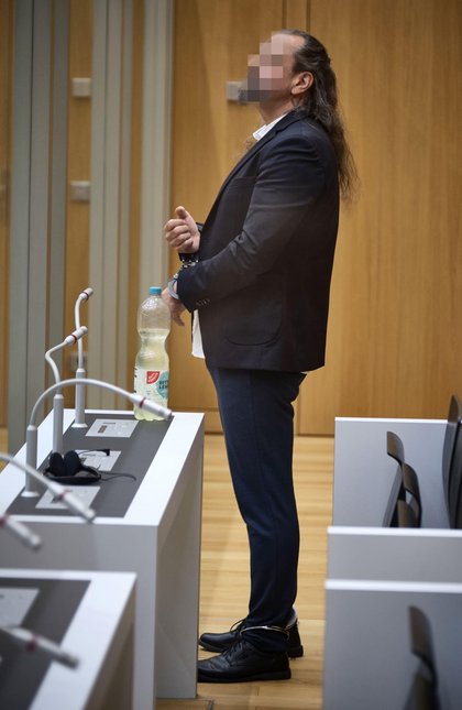 Mit Handschellen und Fußfessel zur Urteilsverkündung.