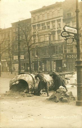 Januar-Barrikadenkampf. Foto: Alfred Grohs (Scan: Bernd Schwabe)/Wikimedia, CC BY 3.0