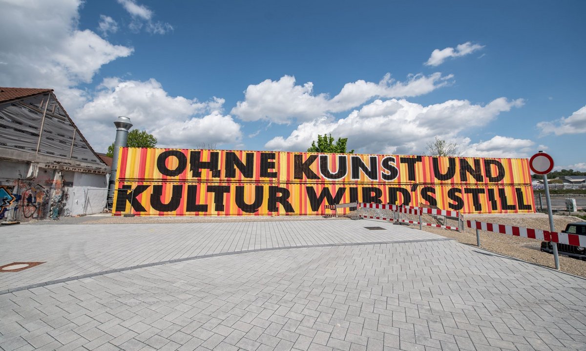 Neben der Kulturinsel: bunte Graffiti auf Containern.