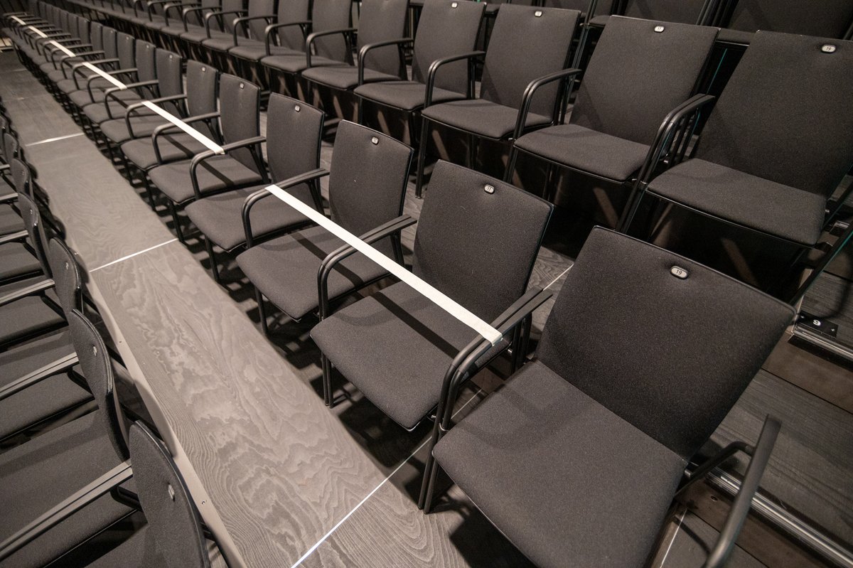 Die neue Zuschauersituation am Staatstheater: halb leer oder halb voll? Foto: Björn Klein Die neue Zuschauersituation am Staatstheater: halb leer oder halb voll? Foto: Björn Klein