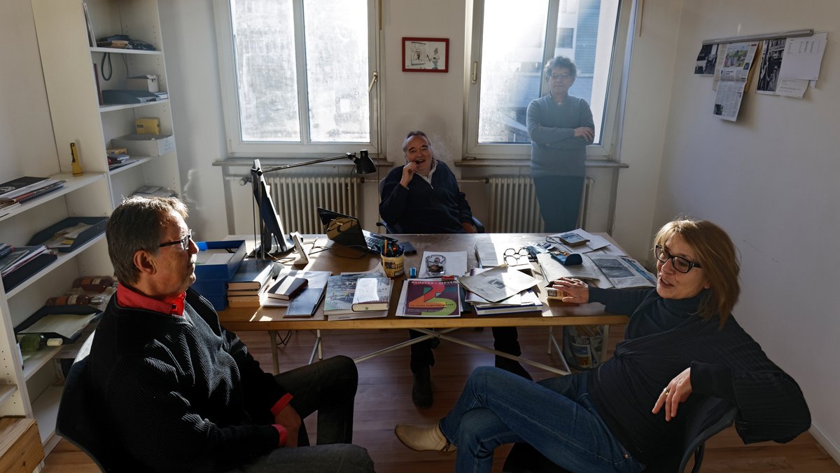 Bevor auch bei Kontext die Verbotskultur um sich griff, durfte in der Redaktion noch geraucht werden, hier im Januar 2016. Foto: Joachim E. Röttgers
