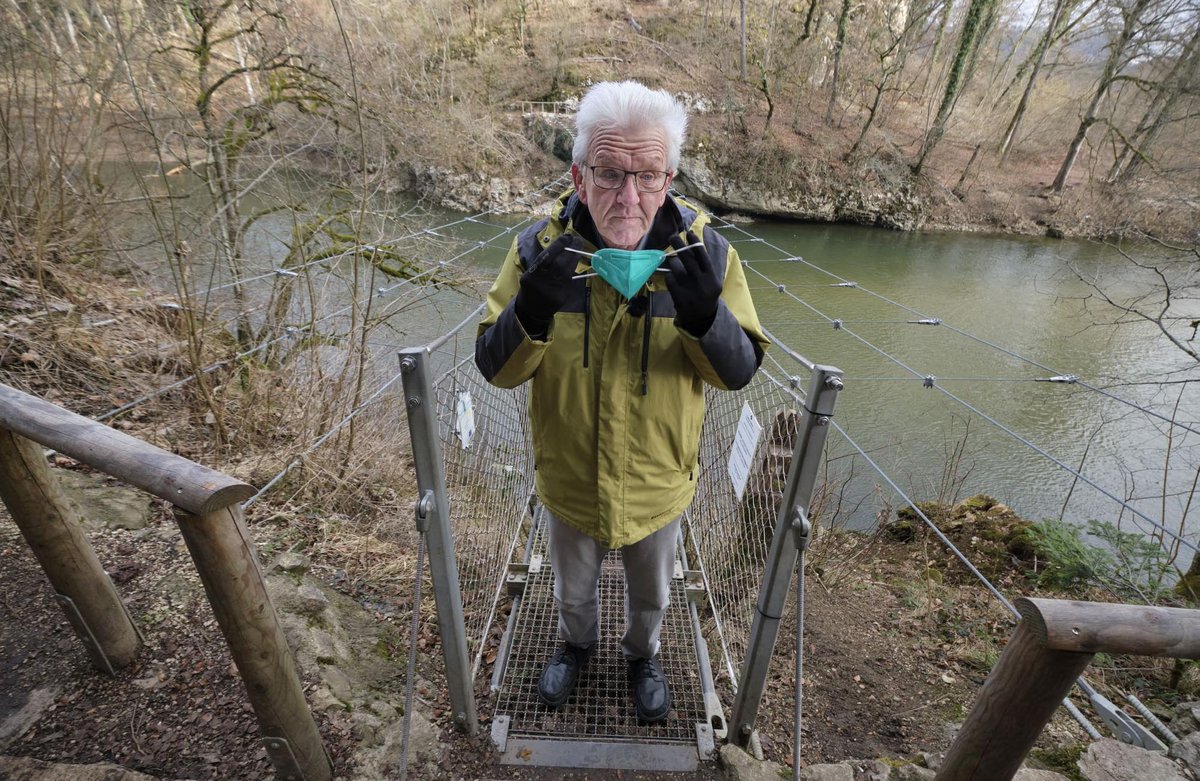 Ministerpräsident Winfried Kretschmann (Grüne) wandert im Februar im fürstlichen Park Inzigkofen an der Donau. Und sucht den seltenen Scharlachroten Kelchbecherling.  Ministerpräsident Winfried Kretschmann (Grüne) wandert im Februar im fürstlichen Park Inzigkofen an der Donau. Und sucht den seltenen Scharlachroten Kelchbecherling.