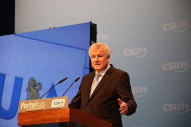 Horst Seehofer spricht zum Parteivolk. Foto: Metropolico.org, CC BY-SA 2.0