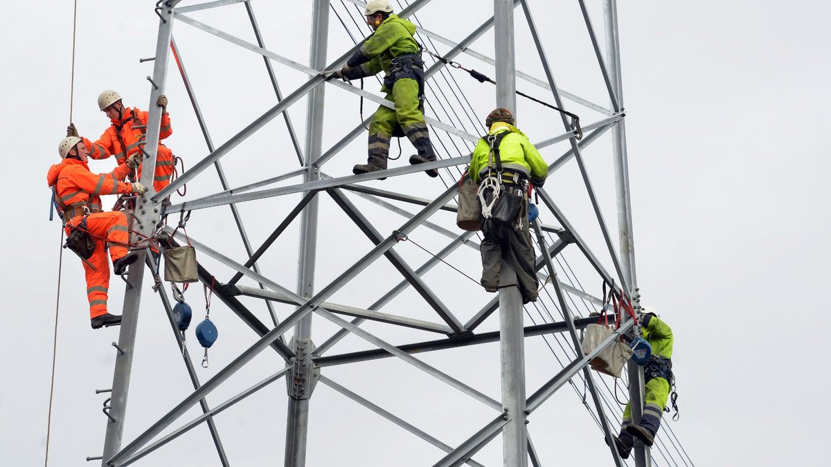 Arbeiten an einem 220-Kilovolt-Strommast. Noch gefährlicher: kritische Infrastruktur verhökern. Foto: TransnetBW