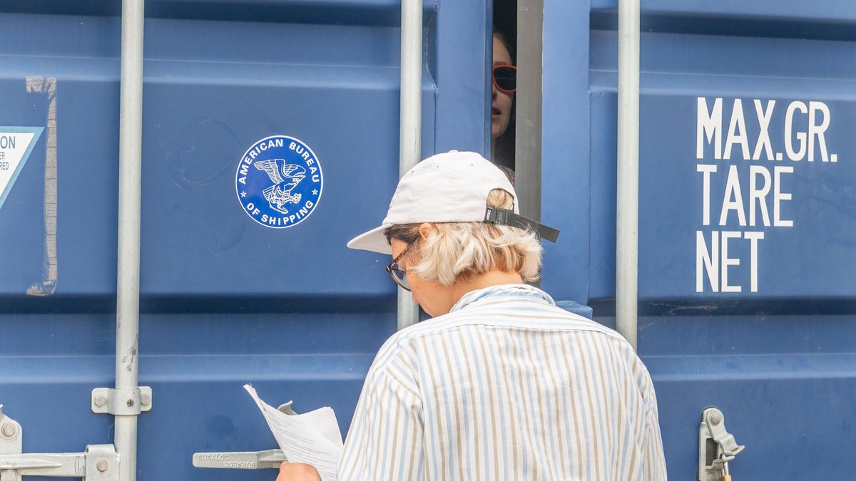 Die Performance klagt Arbeitsausbeutung an: "Der Körper ist nicht mehr Person, sondern wird zur Ware." Fotos: Jens Volle Die Performance klagt Arbeitsausbeutung an: "Der Körper ist nicht mehr Person, sondern wird zur Ware." Fotos: Jens Volle