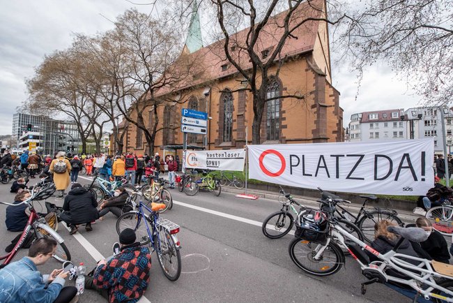 Friedliches Picknick auf der B14. Friedliches Picknick auf der B14.