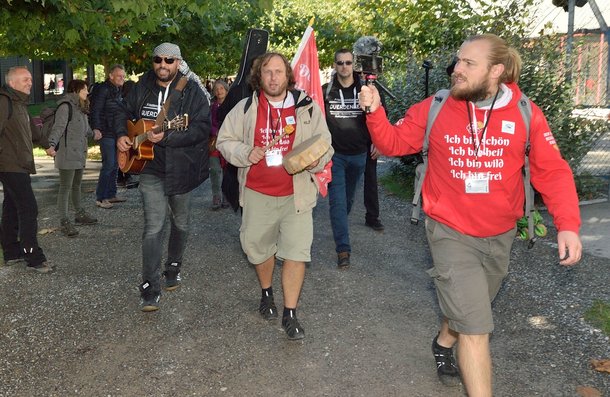 Bergmann trommelt – hier in Konstanz, beim gescheiterten Versuch mit einer Menschenkette den Bodensee zu umkreisen. Foto: Patrick Pfeiffer