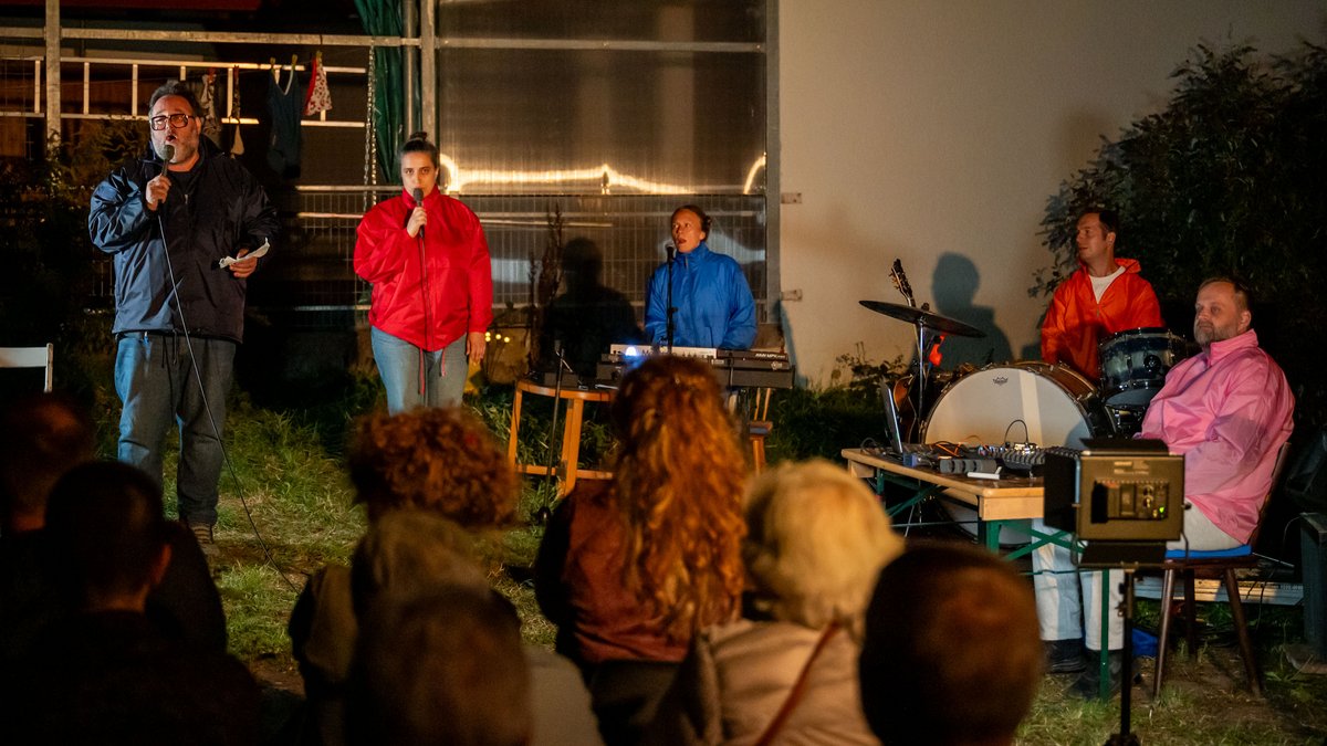 Es spielen, sprechen und singen, von links: Andreas Vogel, Aliki Schäfer, Russudan Meipariani, Johann Polzer und Michael Fiedler.