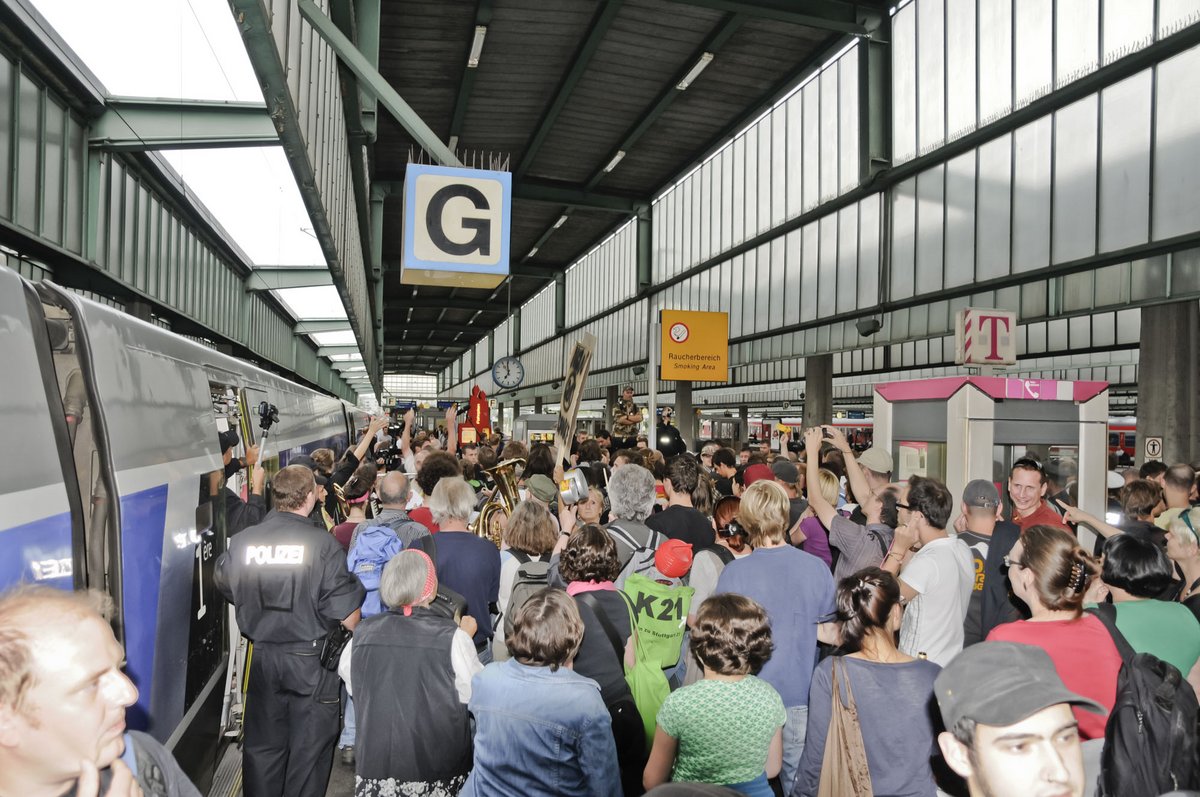 … und nach der Demo setzen viele den Protest noch auf den Bahnsteigen fort.