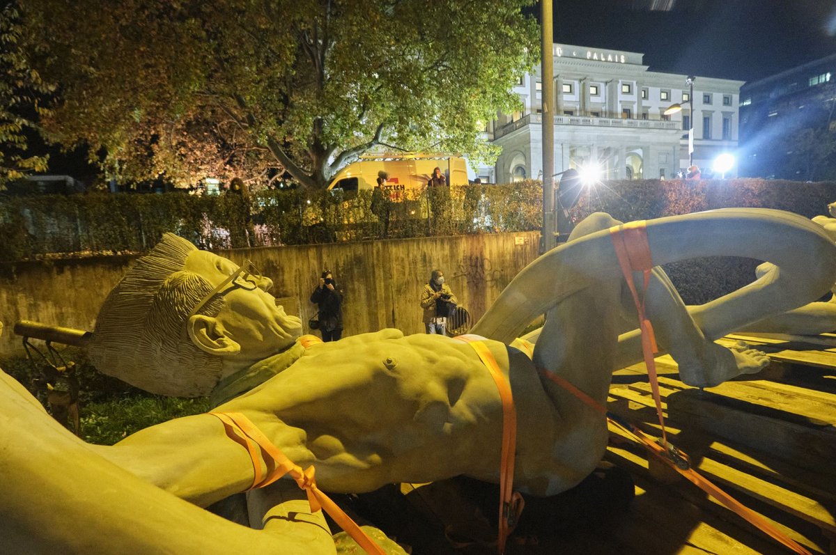 Noch liegt die Hauptfigur gemütlich gepolstert auf dem Tieflader vor dem Stadtpalais.