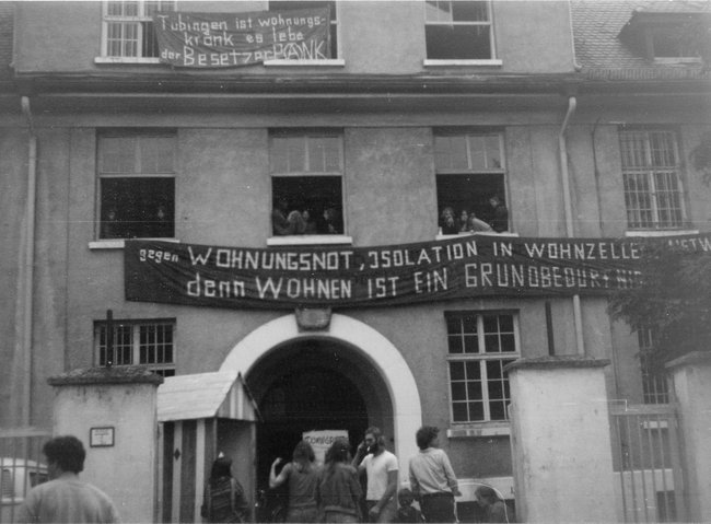 Sommer 1980. Aus dem leerstehenden Stabsgebäude entstand zunächst ein Studierendenwohnheim. Foto: Stadtarchiv Tübingen