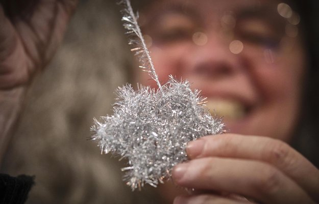 Gastgeberin Annette Loers vom Merlin häkelt begeistert mit.