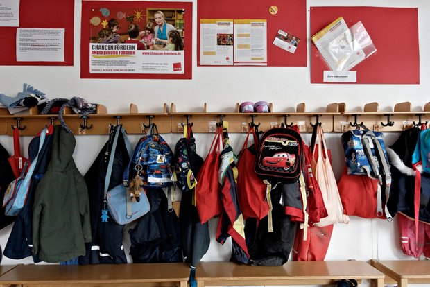 In der Kinderbetreuung wird die Verantwortung nicht einfach an der Garderobe abgegeben. Trotzdem verdient eine Erzieherin weniger als ein Maurer. 