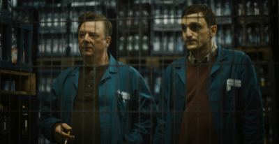 Peter Kurth (links) spielt den alten Hasen im Käfig. Foto: Sommerhaus Filmproduktion