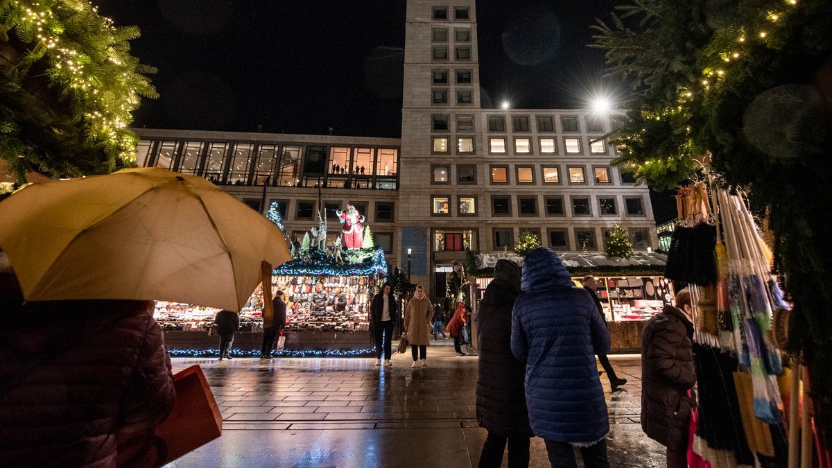 Urplötzlich und alle Jahre wieder: der Budenzauber in der City, Stolperfalle für den Flaneur. Foto: Jens Volle