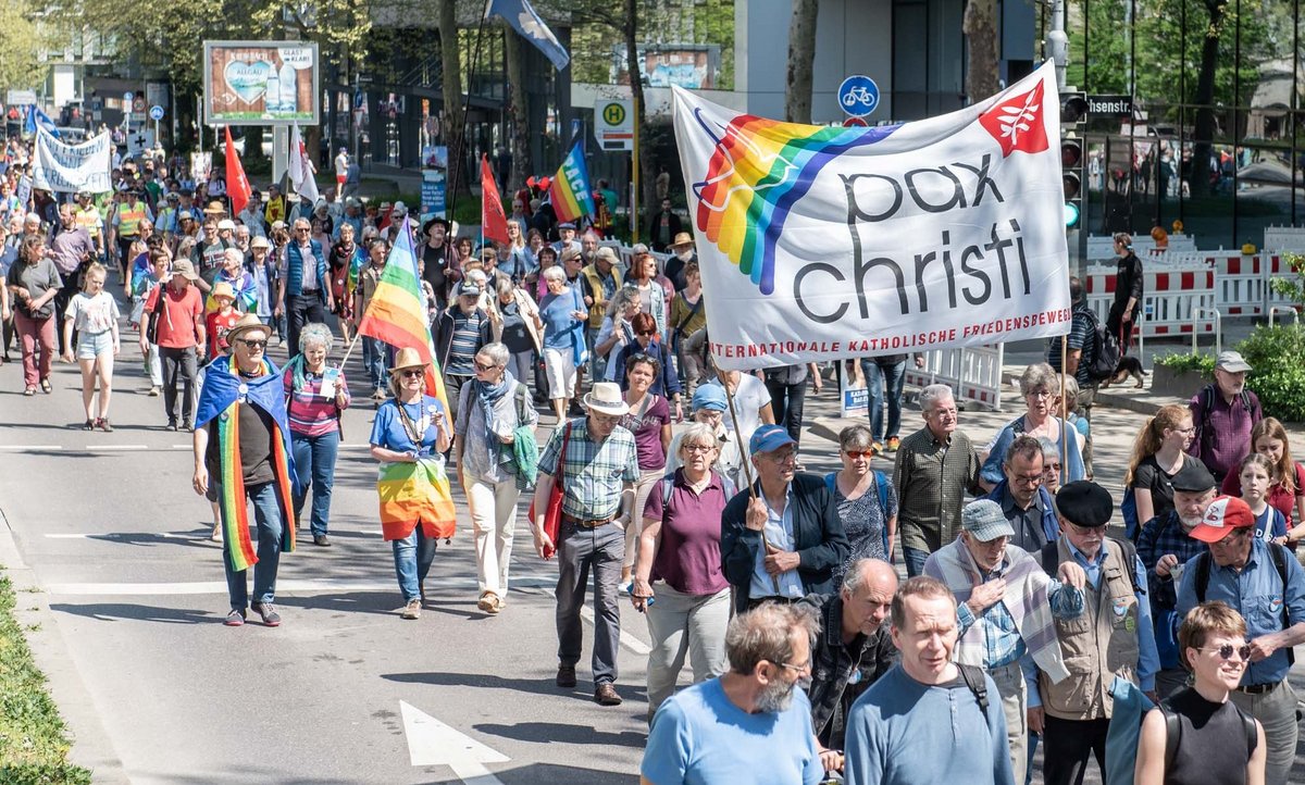 Der Karsamstag in Stuttgart: Pax-Christi-Mitglieder laufen beim Ostermarsch mit, hier 2019. Foto: Jens Volle