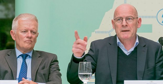 Stuttgarts OB Fritz Kuhn (links) und Verkehrsminister Hermann (beide Grüne): Ohne Zeigefinger geht es nicht.