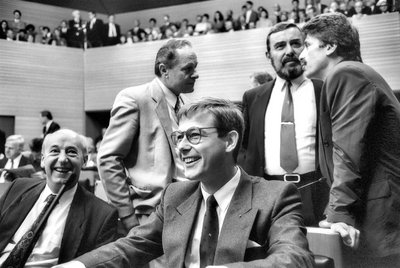 Gemeinsame Freude: Hermann Seimetz (CDU, links) und Rolf Schlierer (Republikaner, rechts) 1992 im Landtag. 