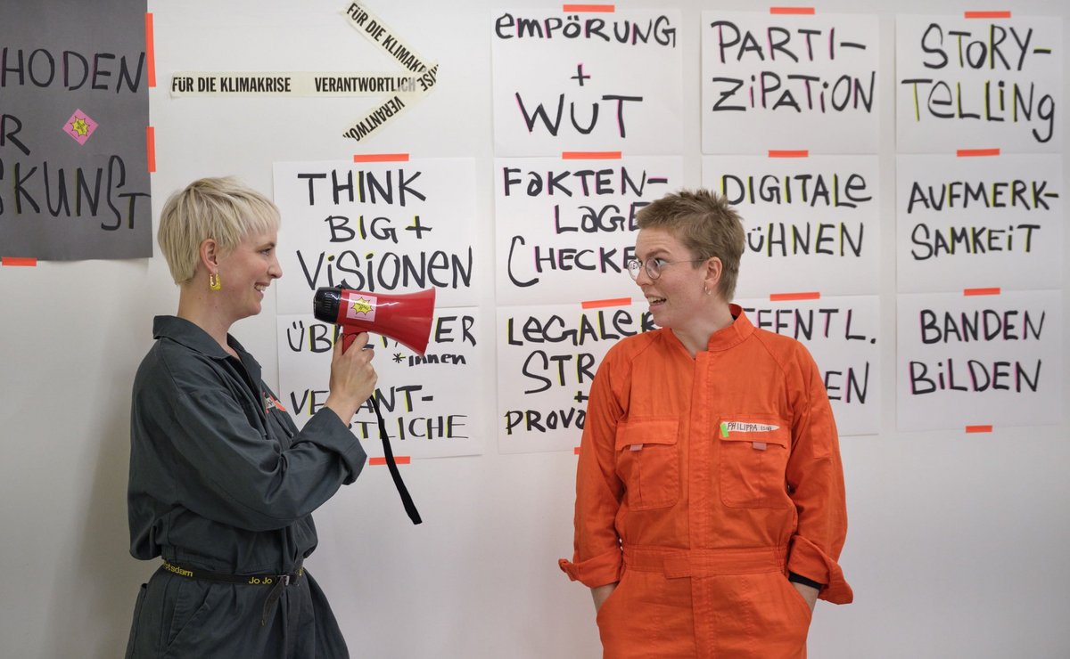 Johanna und Philippa vor ihren elf Prinzipien. Johanna und Philippa vor ihren elf Prinzipien.