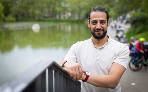 Ahmad Al Saadi setzt auf Friedensarbeit und sagt: "Die Auseinandersetzung mit mir selbst war die schwierigste." Foto: Julian Rettig
