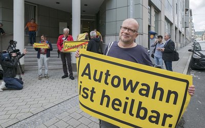 Demonstranten bei der Urteilsverkündung vorm Stuttgarter Verwaltungsgericht im Juli 2017.