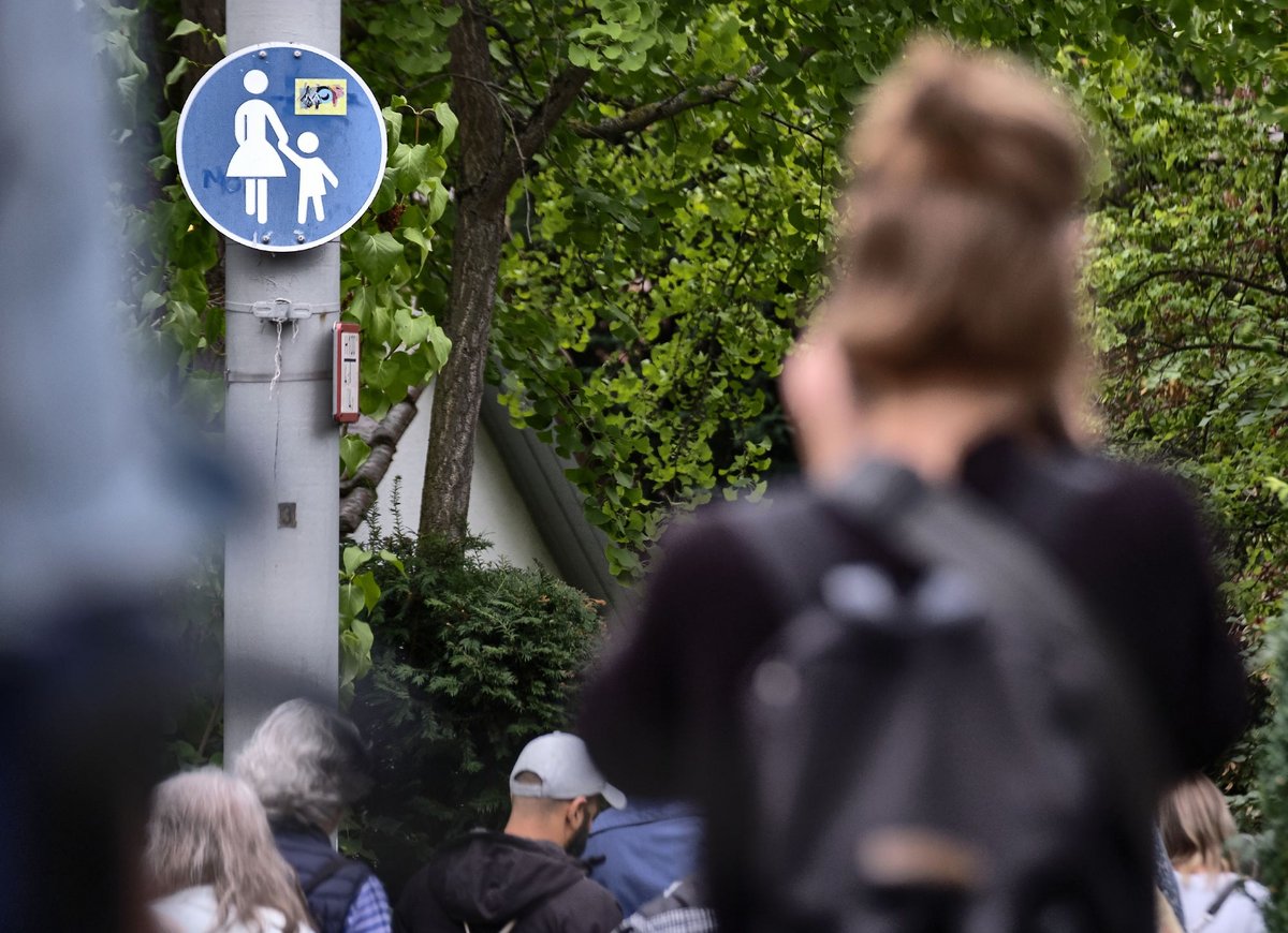 Kinder an die Hand nehmen! Kinder an die Hand nehmen!