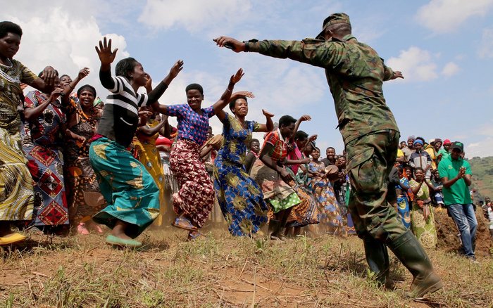 Die Ausgelassenheit macht auch vor dem Militär nicht halt. Die Ausgelassenheit macht auch vor dem Militär nicht halt.
