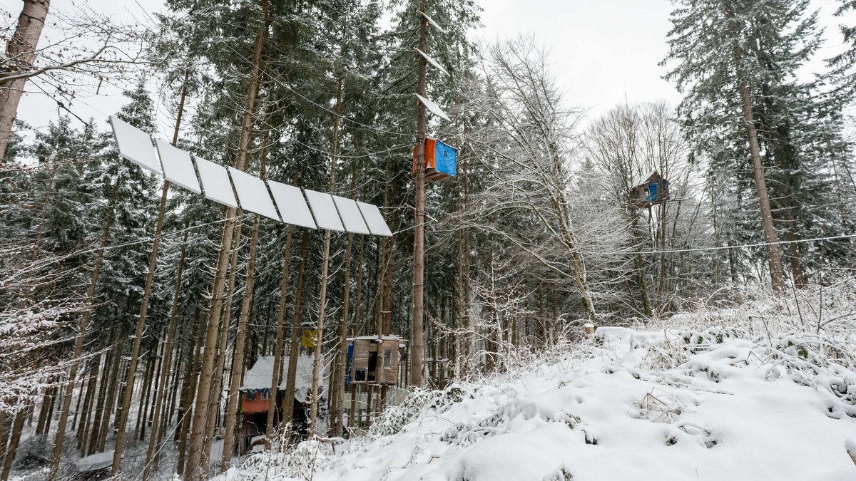 Noch sind die Solarmodule zugeschneit, doch tagsüber rutscht der Schnee meist ab.