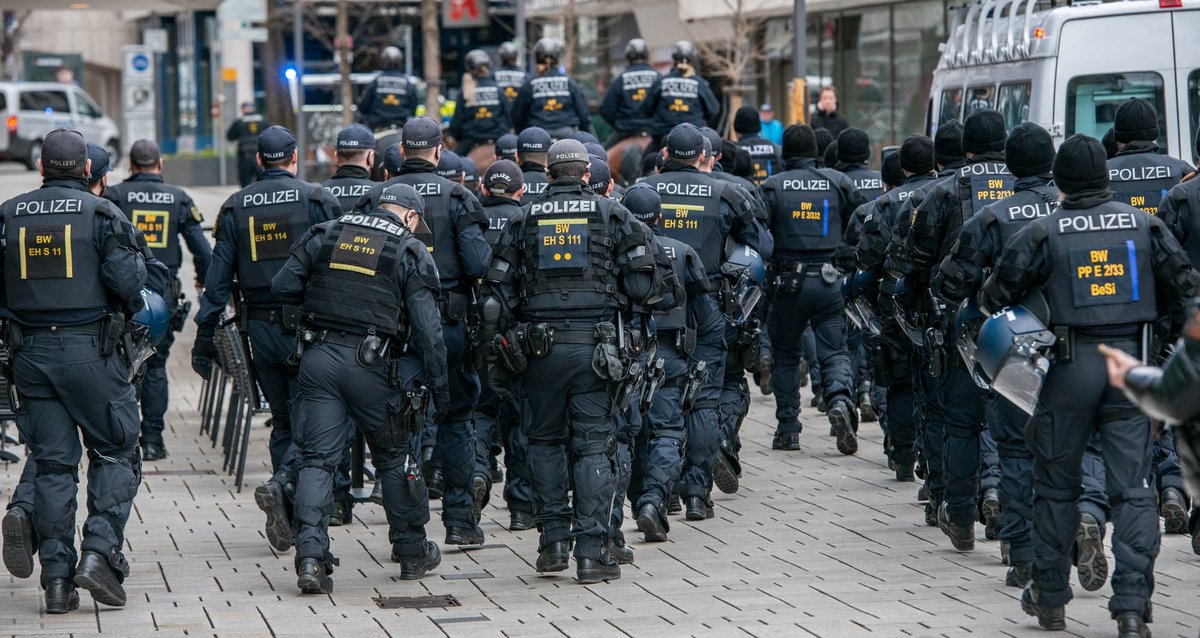 Die Polizei hat das Demonstrationsgeschehen genau im Blick. 